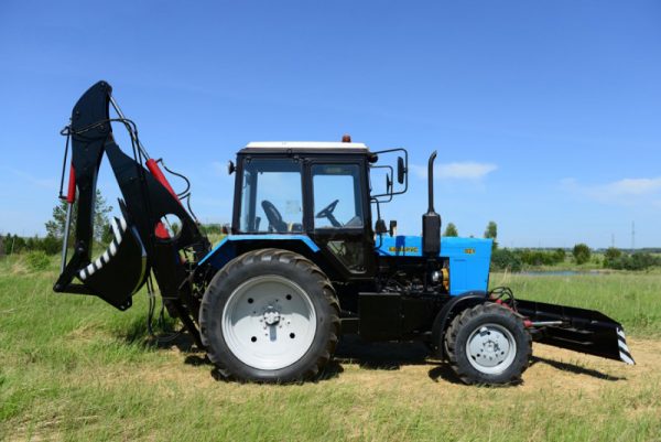 Экскаватор-погрузчик ЭО 2626 на базе трактора Беларус 82.1